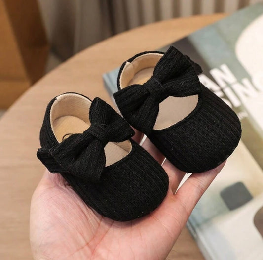 Black bow shoe